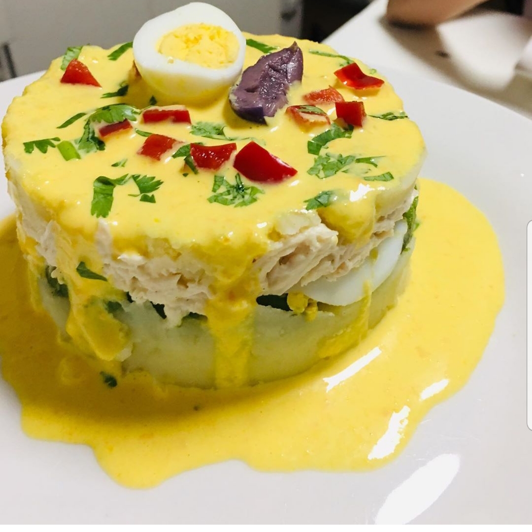 Causa rellena con salsa a la huancaína