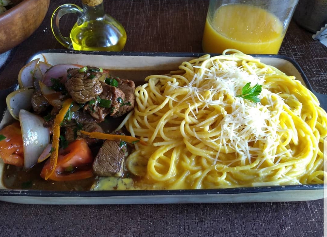 Tallarín huancaína con lomo