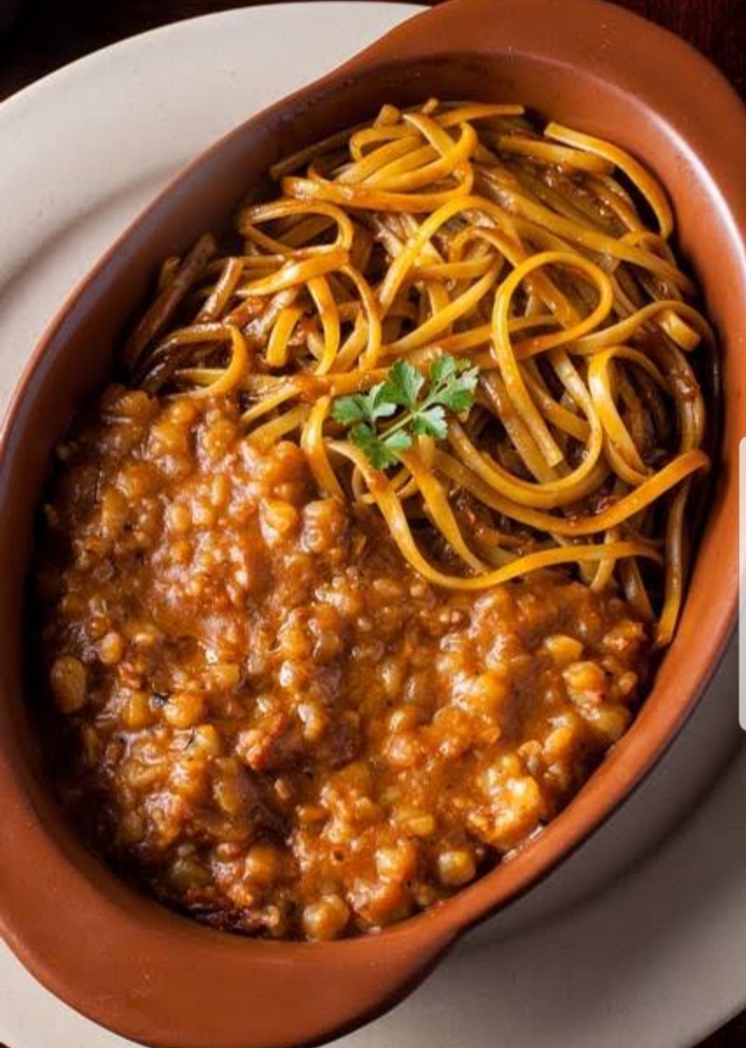 Tallarines rojos con carapulcra