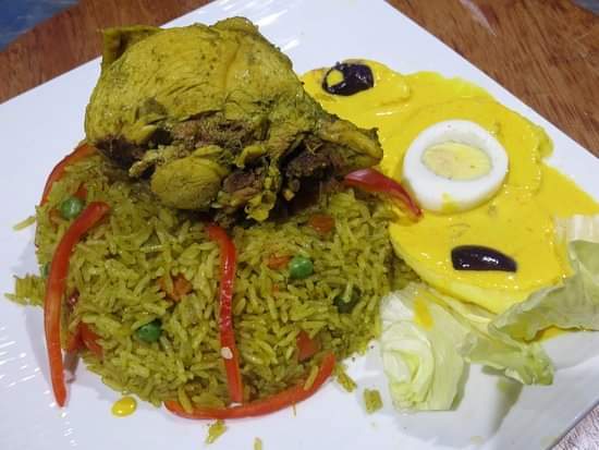 Arroz con pollo y papa a la huancaína